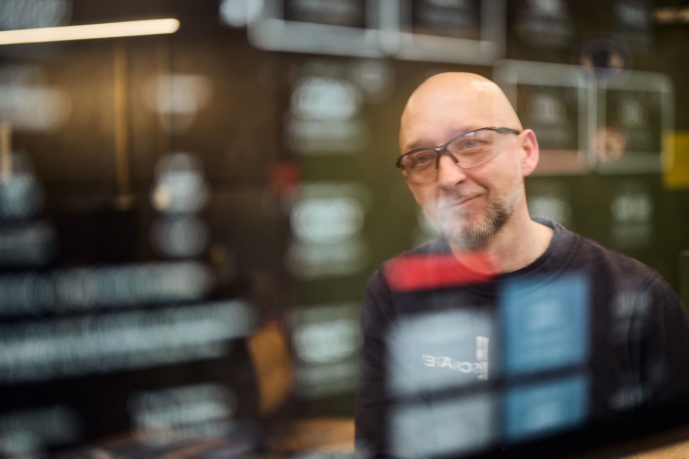 Mitarbeiter arbeitet mit unserem Machine Learning System