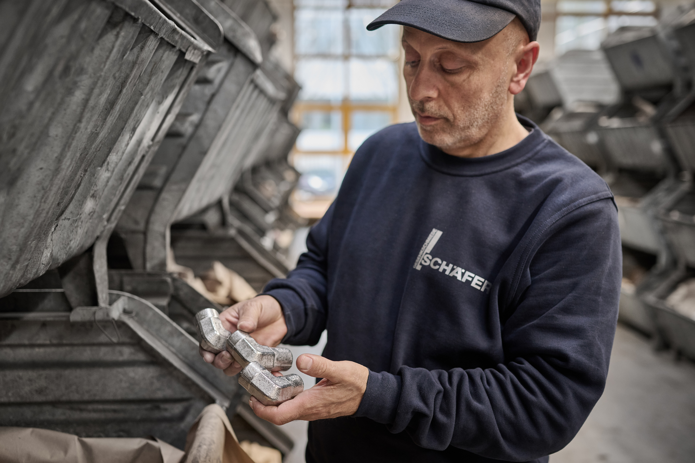 Lagermitarbeiter prüft Rohlinge