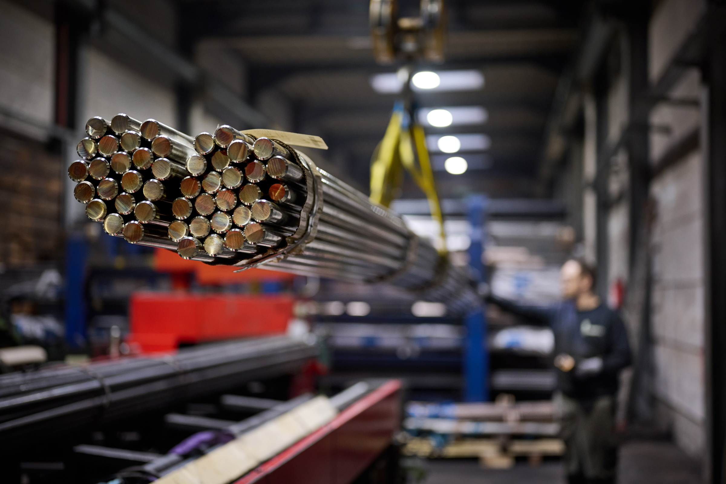 Mitarbeiter prüft Rohmaterial